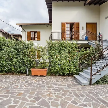 A Step From The * 德尔维奥